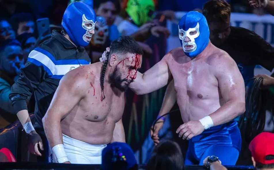 MIGUEL PONTÓN Blue Demon castiga a su rival