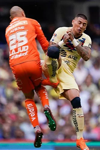 IMAGO7 El momento de la lesión de Nico Castillo