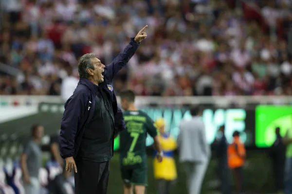 MEXSPORT Tomás Boy da indicaciones durante un partido