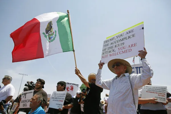 AP Familiares de víctimas de El Paso se manifiestan contra Trump