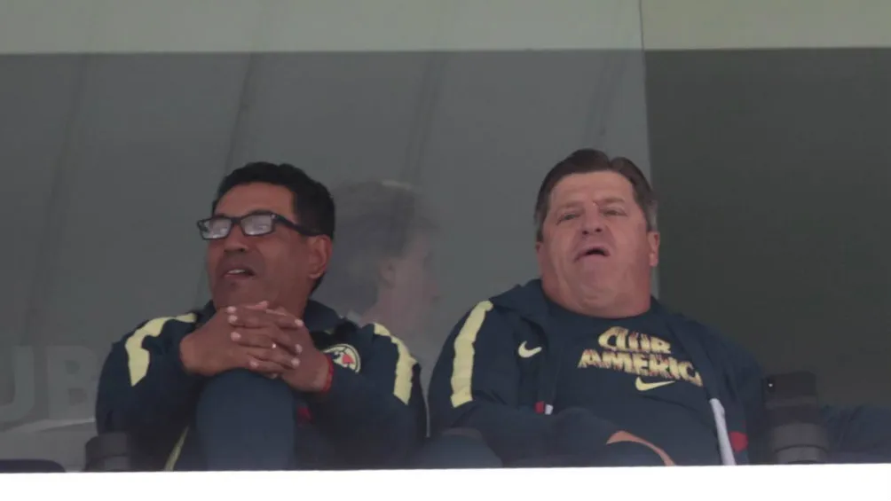 DANIEL GÁMEZ Miguel Herrera en el palco del estadio Azteca