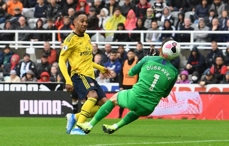 TWITTER @Arsenal Pierre-Emerick Aubameyang dispara para anotar con el Arsenal