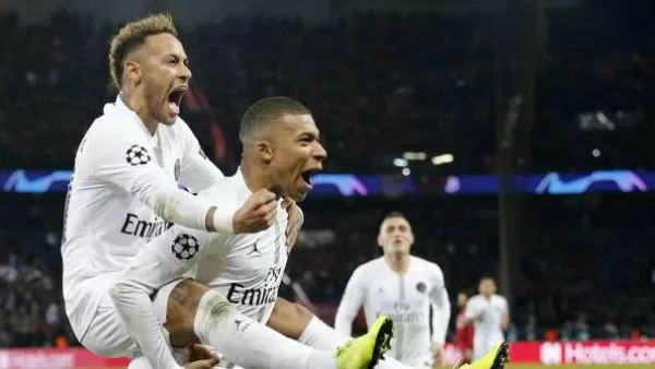 AP Kylian Mbappé y Neymar celebrando como jugadores del PSG