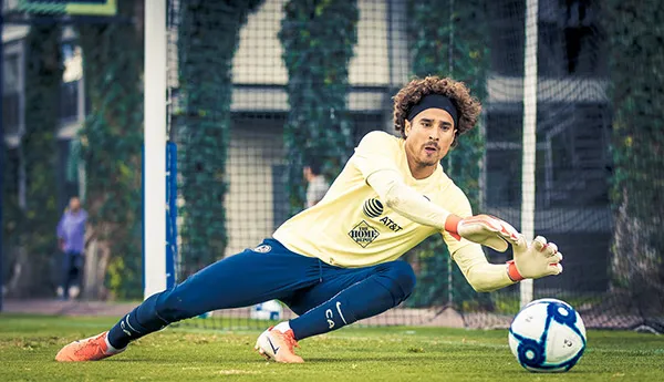 FACEBOOK Club América Memo Ochoa ataja en entrenamiento del América