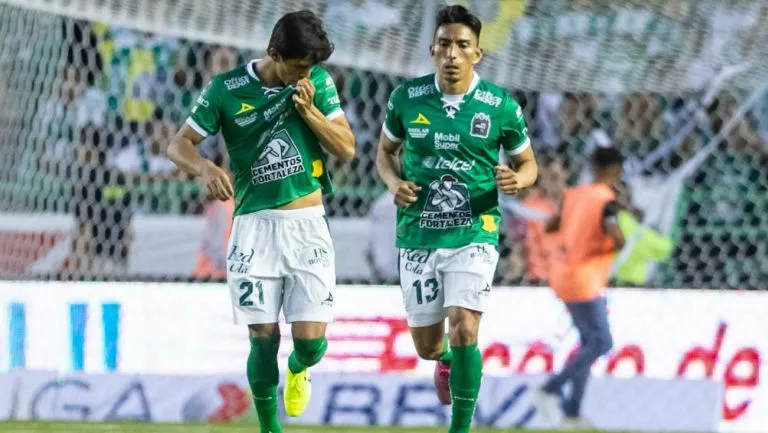 MIGUEL PONTÓN JJ Macías celebra una diana contra Chivas