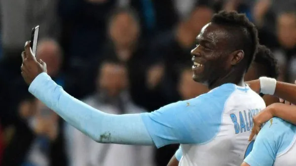 AP Mario Balotelli celebrando una anotación con Olympique de Marsella
