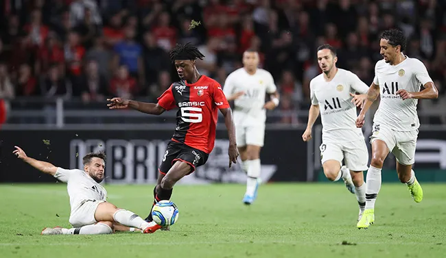 AP Camavinga evade a defensores en el juego contra PSG