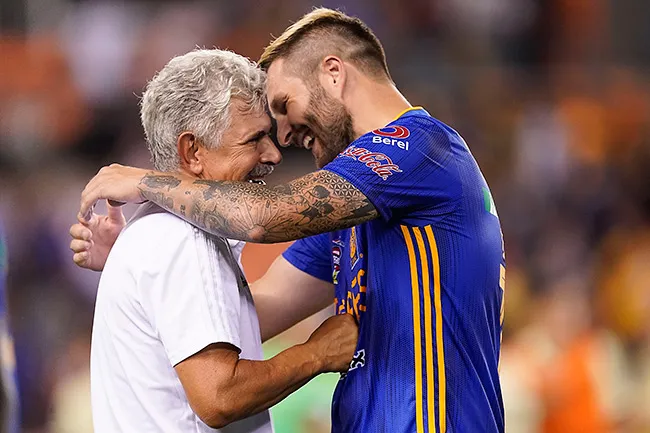 IMAGO 7 Gignac y Tuca se abrazan tras la victoria contra América