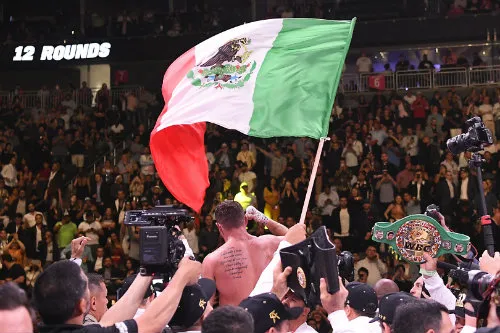 IMAGO7 Canelo Álvarez ondeando la bandera de México