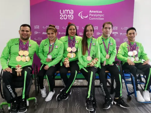 TWITTER @CONADE Varios atletas parapanamericanos con sus medallas