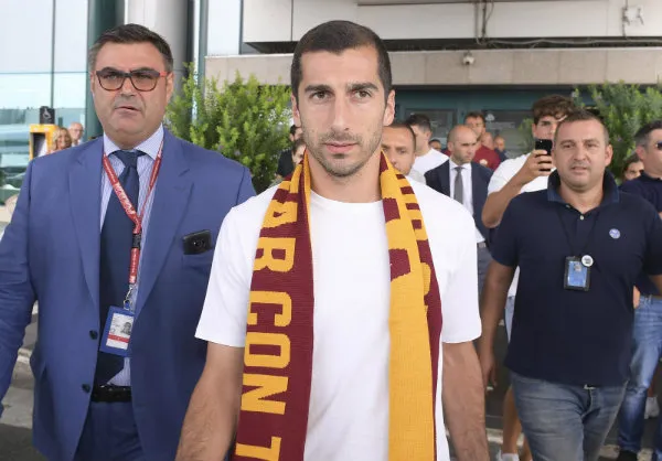 TWITTER @OFFICIALASROMA Mkhitaryan a su llegada a la Roma