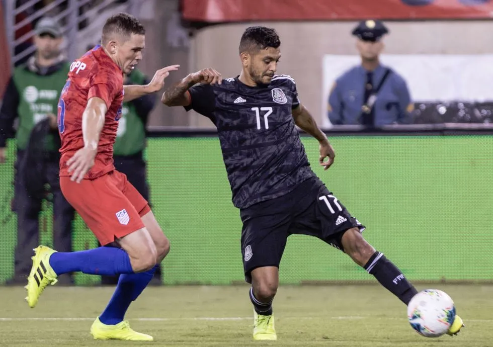 MEXSPORT Tecatito conduce la redonda contra Estados Unidos