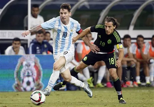 AP Messi deja en el camino a Guardado