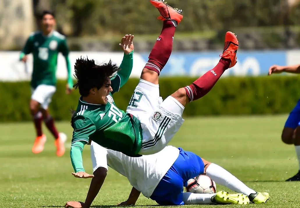 MEXSPORT Bruce El-mesmari Sangochian es derribado por un rival