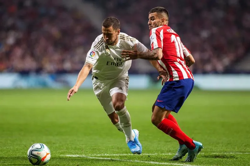 EFE Eden Hazard disputa el balón contra el Atlético