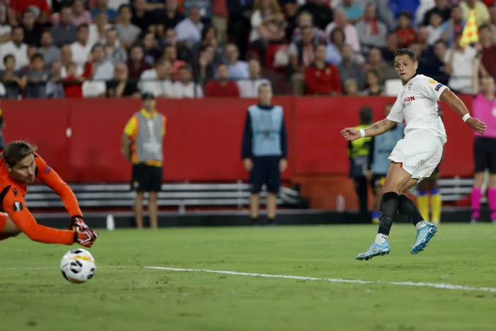 AP Chicharito, en un partido del Sevilla