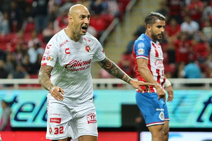 IMAGO7 Nahuelpán festeja gol contra Chivas