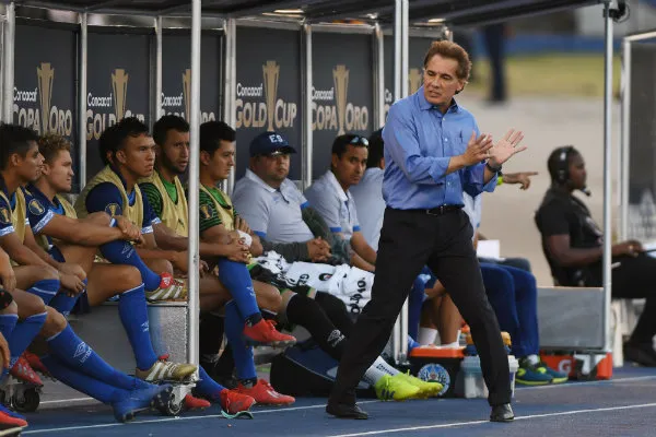 MEXSPORT Carlos de los Cobos en el banquillo de El Salvador