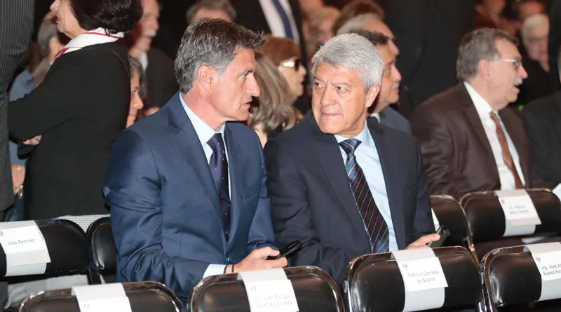 DANIEL GÁMEZ Míchel platica con Chucho Ramírez en la ceremonia