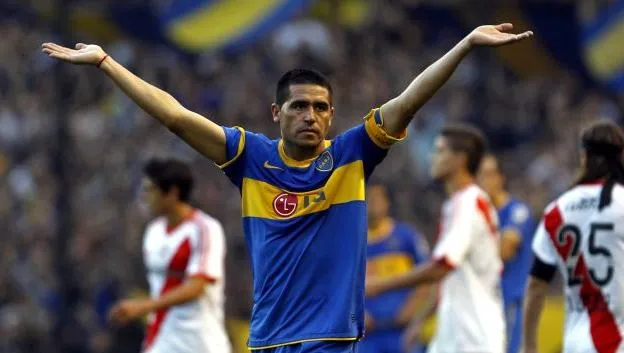 AP Riquelme en un juego con Boca