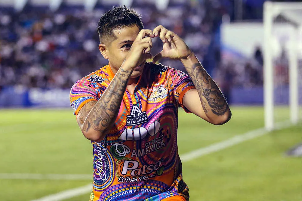 IMAGO7 Diego Jiménez festeja una anotación contra Celaya