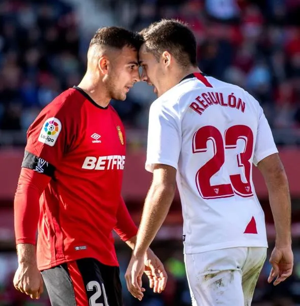 EFE Sedlar y Reguilón se encaran en el campo