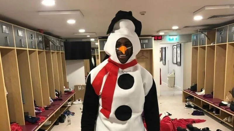 TWITTER:@Michailantonio Michail Antonio vestido de hombre de nieve