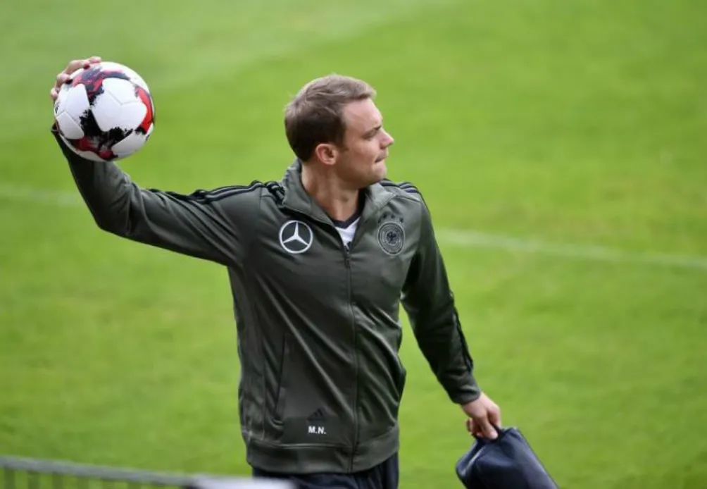 AP Neuer en un entrenamiento con la Selección Alemana