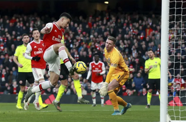 AP Martinelli rematando a gol