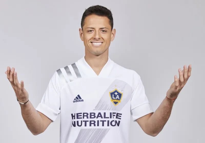 WWW.LATIMES.COM Javier Hernández posa con la playera del Galaxy
