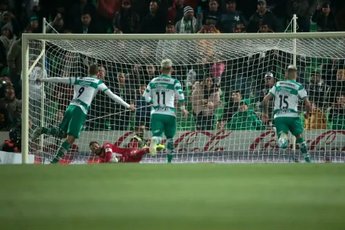 DANIEL GÁMEZ Julio Furch ejecuta un tiro penal