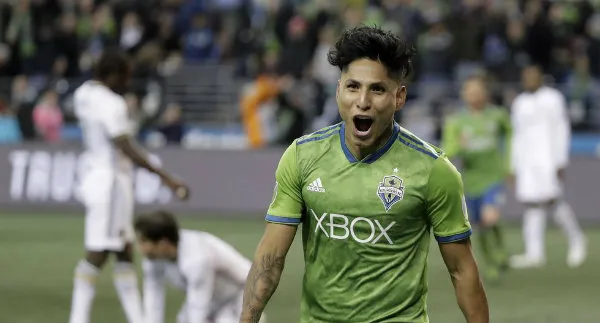 AP Raúl Ruidíaz celebrando una anotación con Seattle Sounders