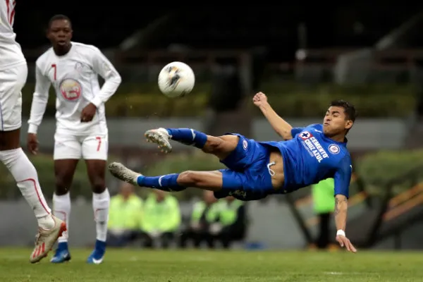 MIGUEL PONTÓN Orbelín Pineda en remate de gol