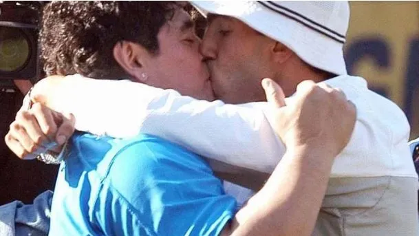 ESPECIAL Maradona le da un beso a Carlos Tévez
