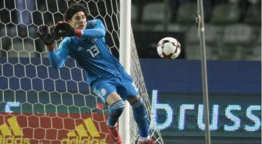 IMAGO7 Ochoa ataja en un partido con Selección Nacional
