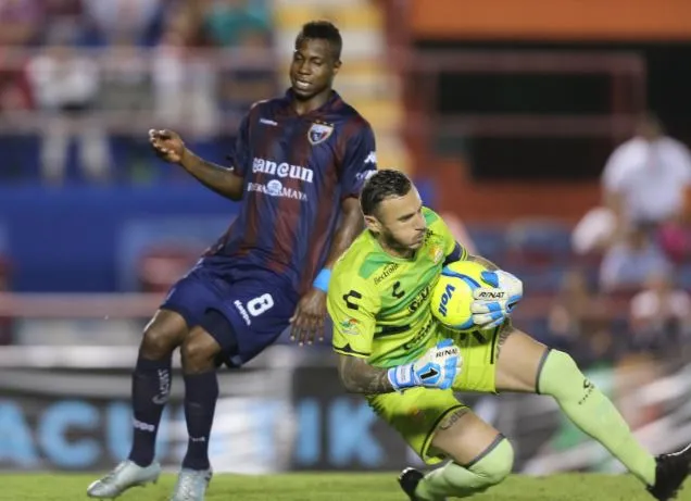 IMAGO7 Cristian Campestri detiene un impacto del rival