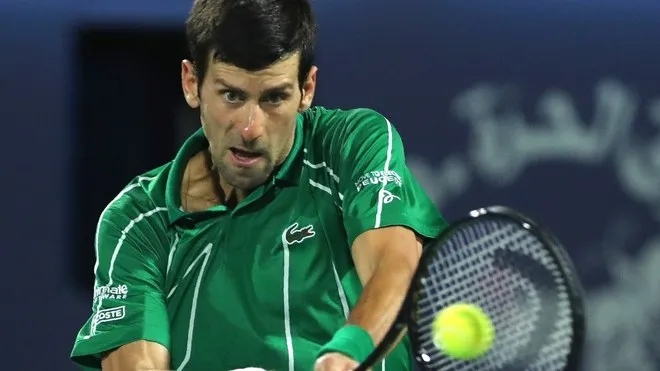 AP Nole golpea la bola en un encuentro