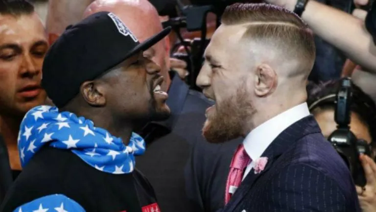 AP Mayweather y McGregor durante la presentación de su pelea