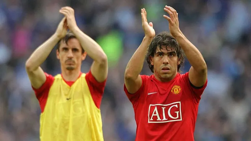 EFE Neville y Tévez tras un duelo de los Red Devils