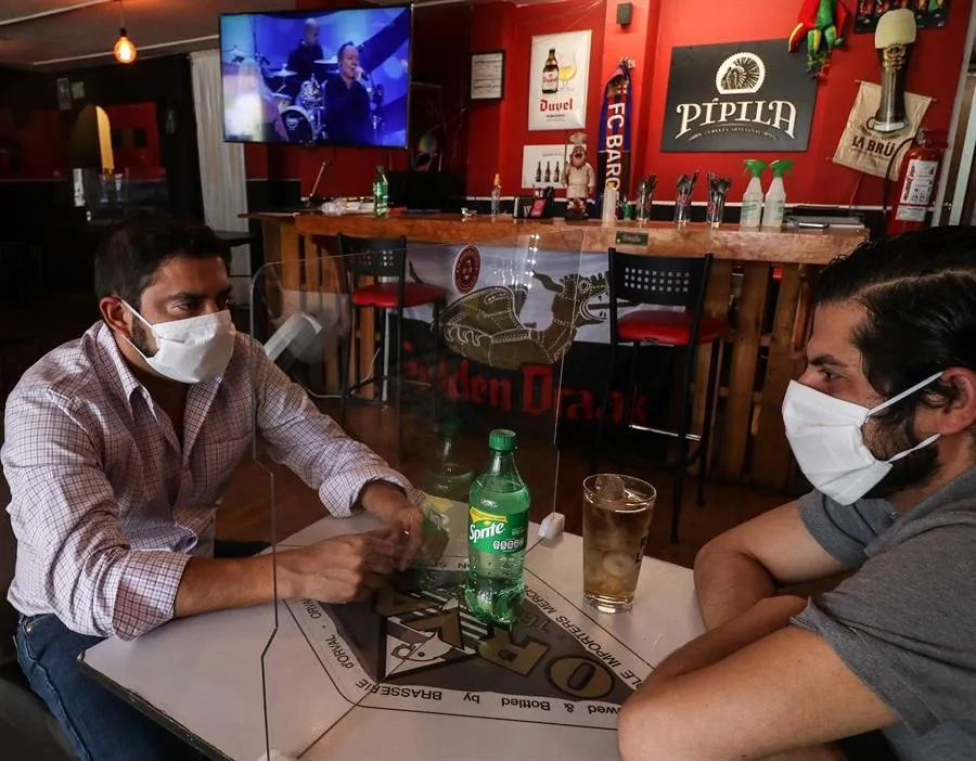 EFE Comensales conversan en un restaurante en León, Gto.