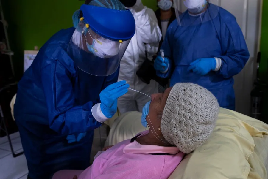AP Realizan prueba de coronavirus a una señora