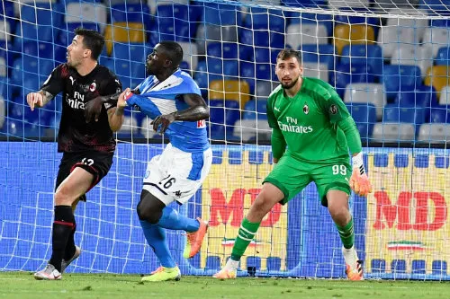 EFE Jugadores de ambos clubes durante un tiro de esquina