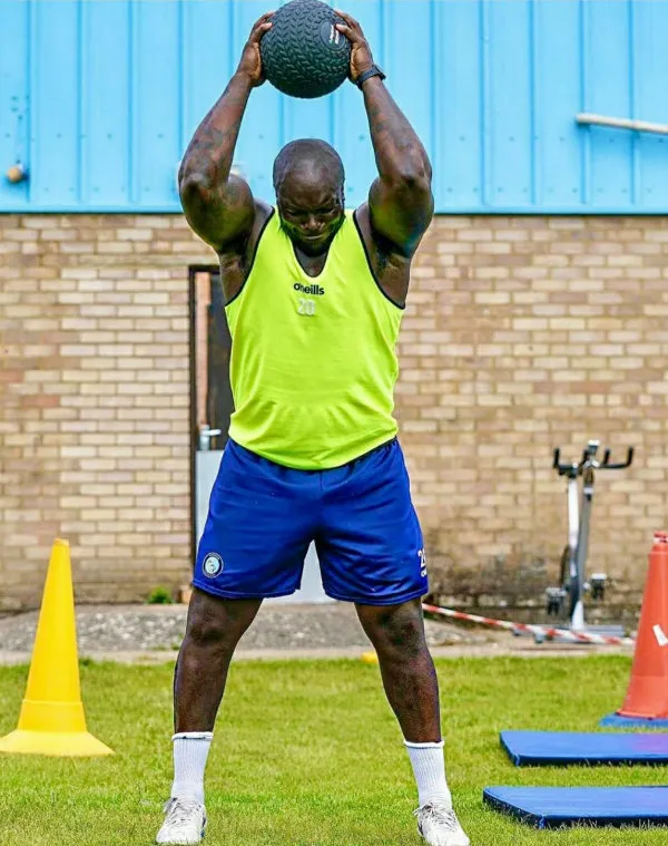 INSTAGRAM @REALAKINFENWA Adebayo Akinfenwa en un entrenamiento