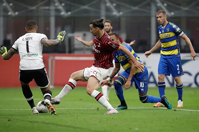 AP Ibrahimovic intenta marcar entre la marca rival