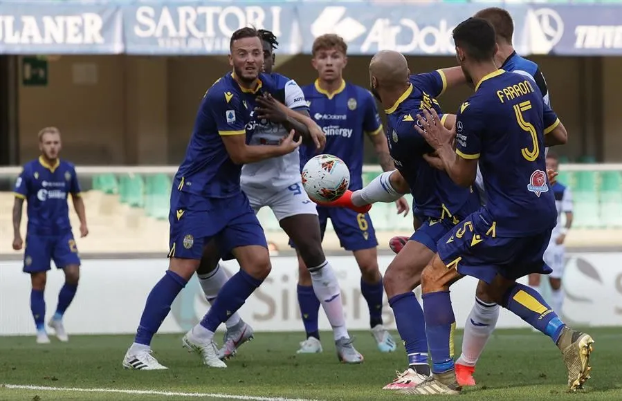 EFE Mario Pasalic saca un disparo ante el Hellas