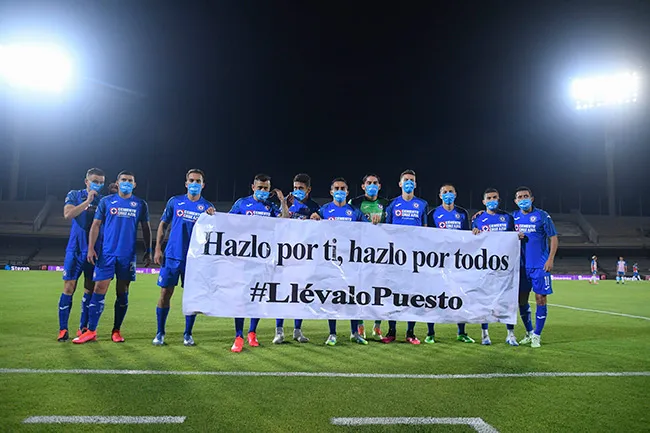 IMAGO7 Jugadores de Cruz Azul muestran una pancarta para promover el uso de cubrebocas