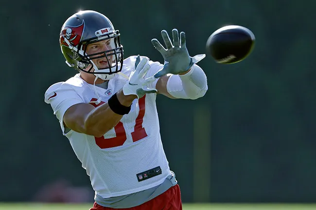 AP Gronkowski recibe un pase de Brady