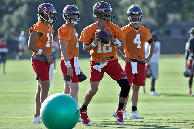 AP Brady es observado por sus nuevos compañeros en una práctica