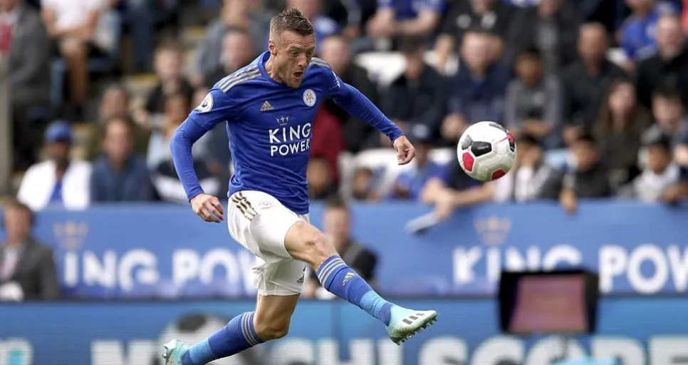 AP Vardy definiendo un gol en la Premier League