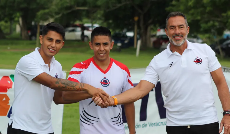 TWITTER @CVFTiburon Néstor Calderón también fue presentado